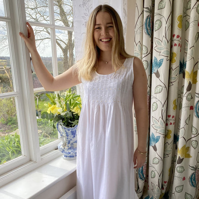 Nighties, Pyjamas & Dressing Gowns – English Rose Linens